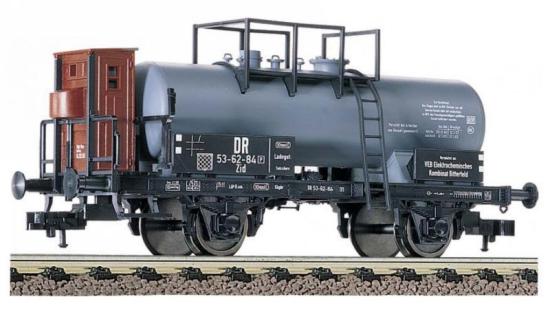 Tank car 'VEB Elektrochemisches Kombinat Bitterfeld' with brakeman?s cabin in service<br /><a href='images/pictures/Fleischmann/5442.jpg' target='_blank'>Full size image</a>